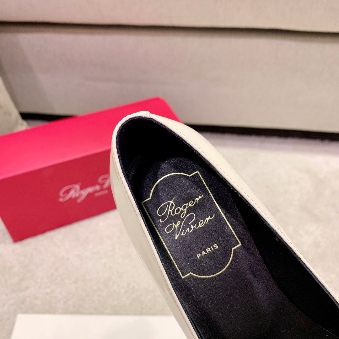 BELLE VIVIER PUMPS IN OFF WHITE GLOSSY CALFSKIN GOLD BUCKLE