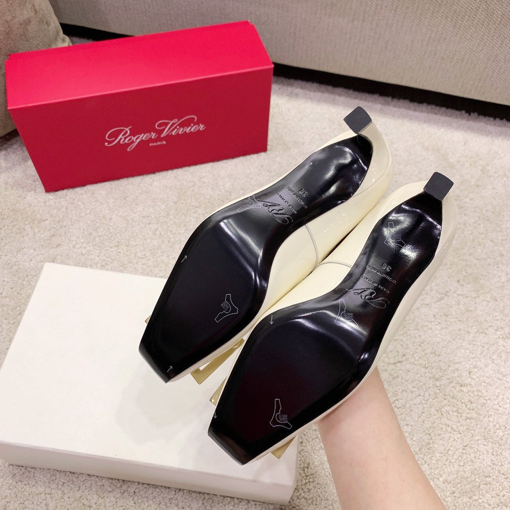 BELLE VIVIER PUMPS IN OFF WHITE GLOSSY CALFSKIN GOLD BUCKLE
