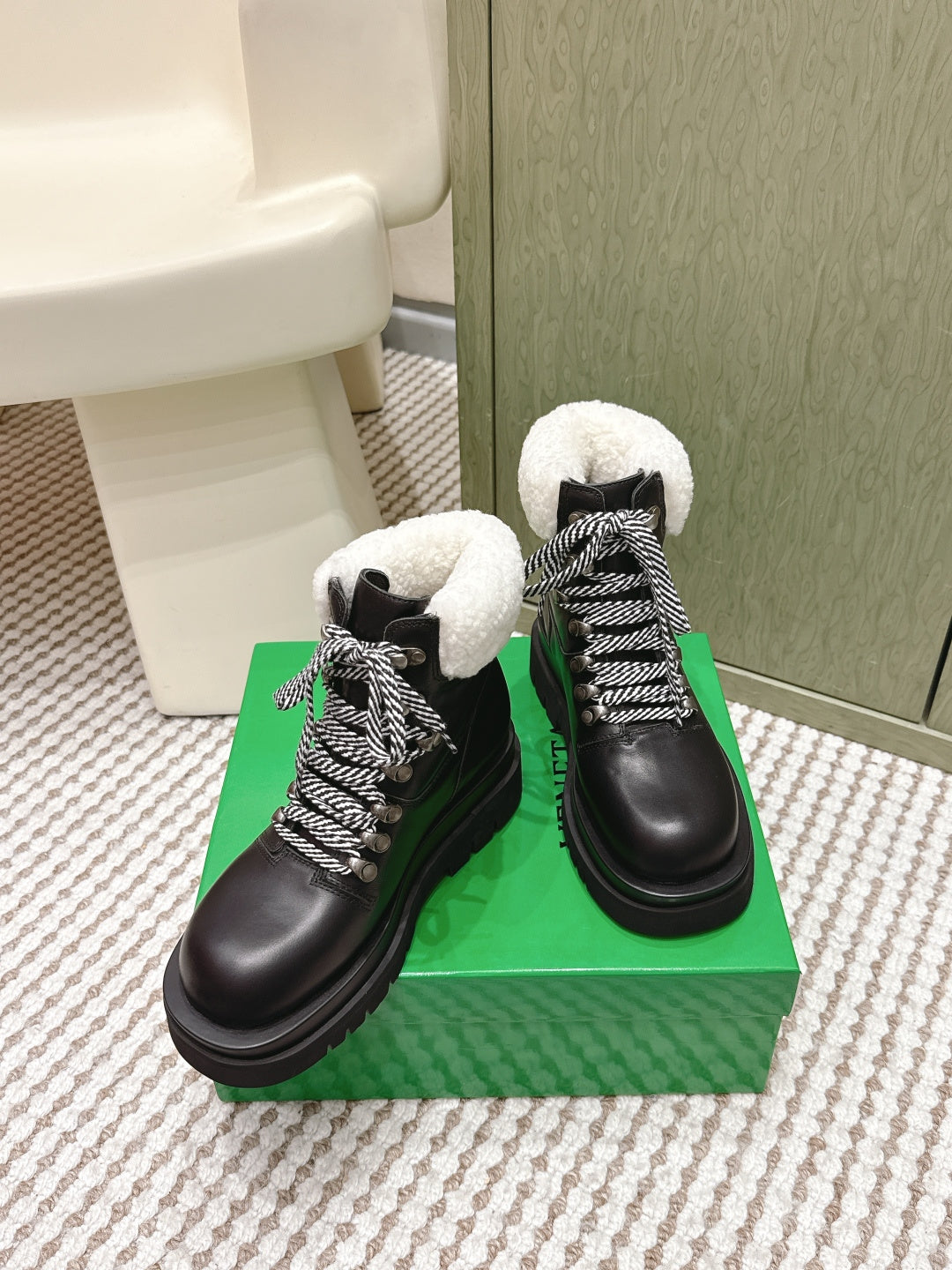 BOTTEGA VENETA 26S LUG ANKLE BOOTS IN BLACK CALFSKIN AND WHITE WOOL