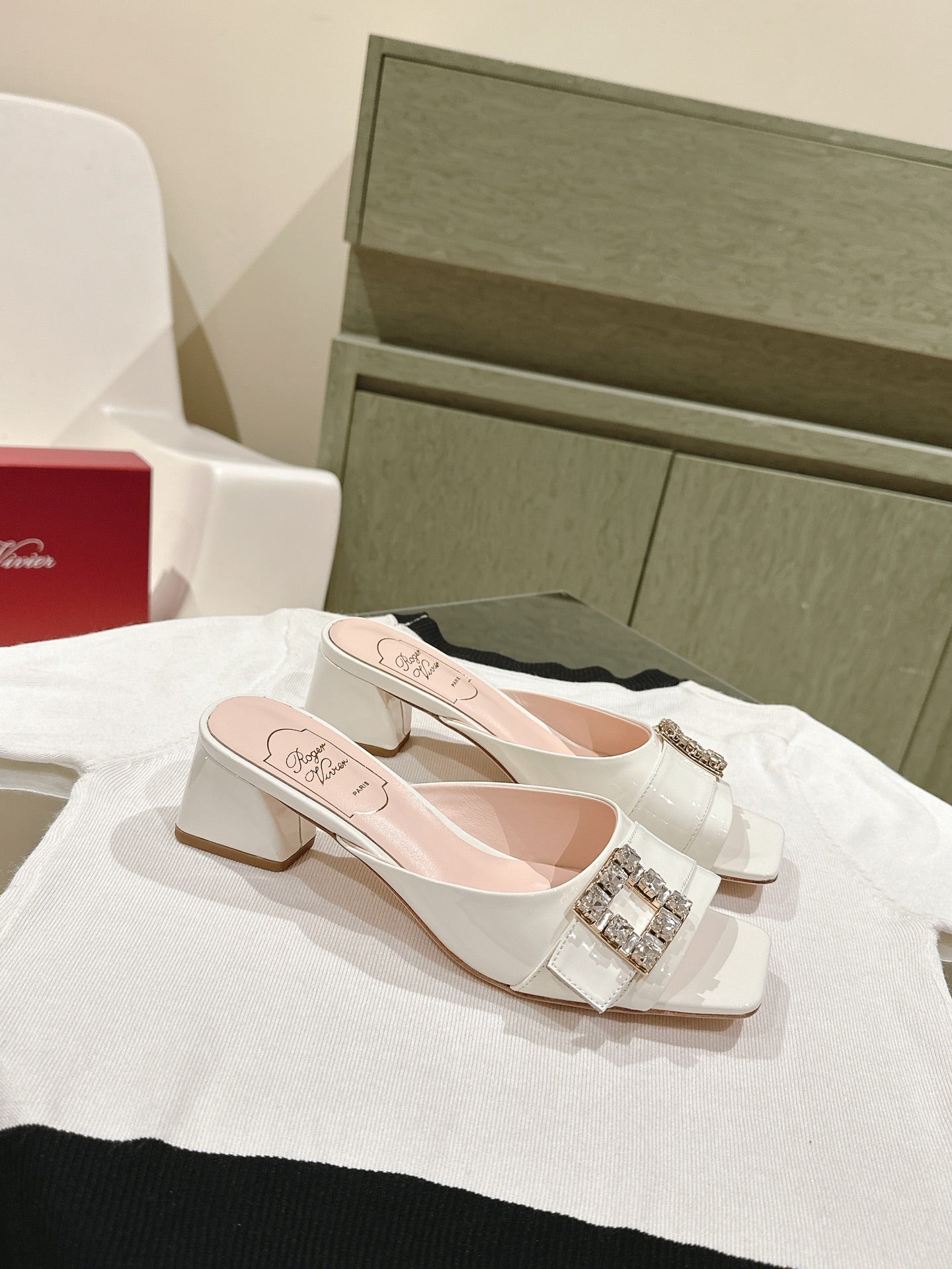 CRYSTAL HEEL MULE IN WHITE SHINY CALFSKIN WITH EMBELLISHED BUCKLE